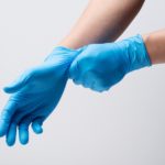 Jakie rękawiczki wybrać do kontaktu z żywnością Porównanie winylowych i lateksowych